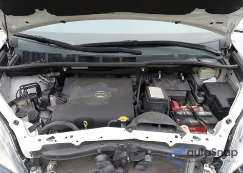 2015 Toyota Sienna Le 8 Passenger z USA, uszkodzony, nr VIN 5TDKK3DC1FS669568